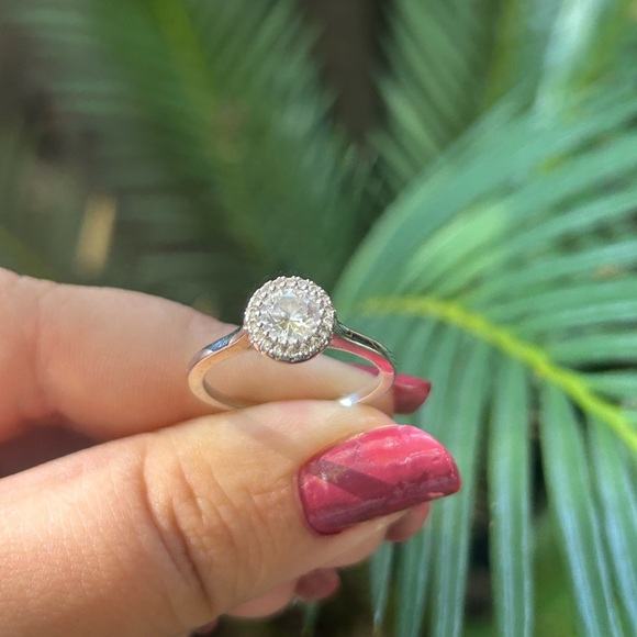 Jewelry - Elegant Halo Ring